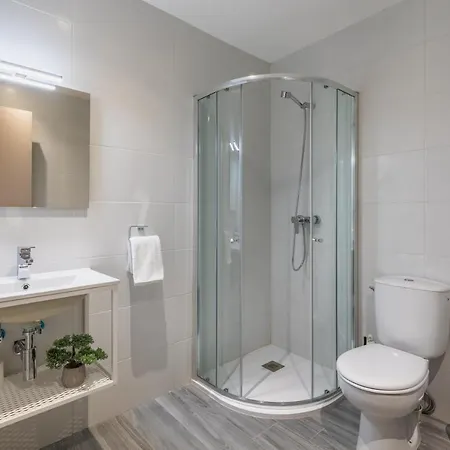 Luxury In Just Minutes Away From The Seafront And Restaurants